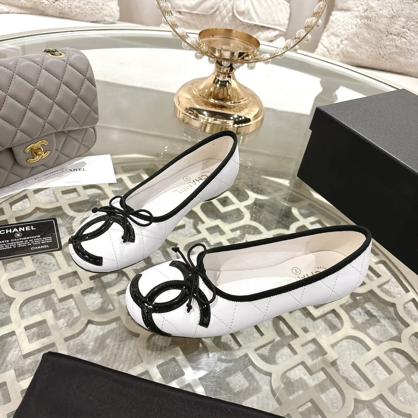 👟👟Ex-factory price 540👟👟 [Purchase-level quality] CHANEL Xiaoxiang 25/A new summer bow-tie shoes 💃 This pair of "dancing shoes" is really breathtakingly beautiful! Made of cowhide fabric + exquisite electric embroidery, every detail exudes a sense of high-end ~ classic bow design, Italian genuine leather sole, comfortable and elegant on the feet, a perfect must-have for fairies!  🌟 All counters are from the same source! All materials are customized according to the original 1:1, and are developed and patterned from genuine products. The quality is absolutely assured ~ a classic that must be bought every year, a versatile artifact that looks great whether paired with skirts or jeans!  💖 The perfect finishing touch for summer outfits, sisters, just do it! 👉 Fabric: Imported sheepskin Lining: Imported sheepskin Outsole: Private molded outsole Size: 35-40 Leather surface